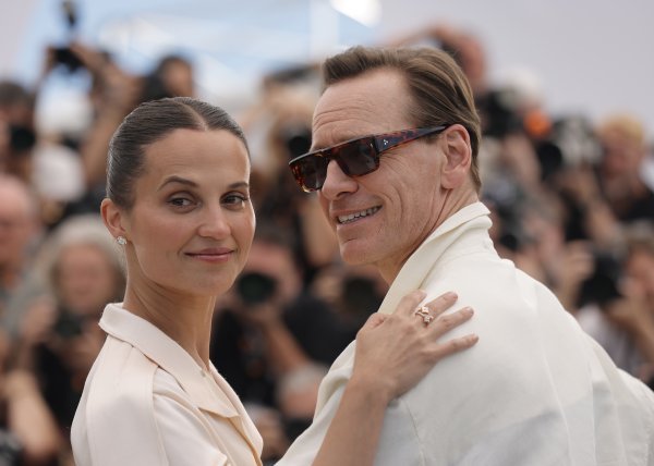 Michael Fassbender i Alicia Vikander