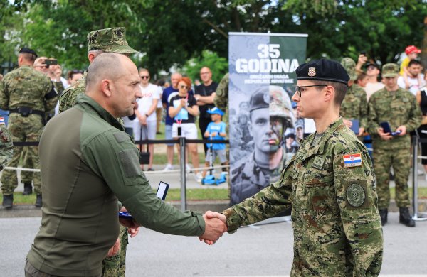 Ivan Anušić i Tihomir Kundid uručili su medalju pripadnicima Vojno-zdravstvenog središta koji su spasili život dječaku