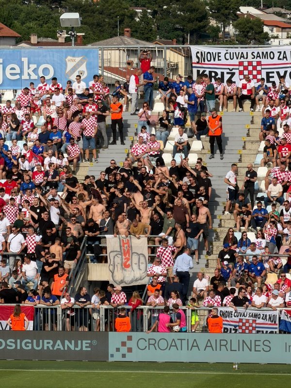 Torcida se u Rijeci odvojila od ostalih navijačkih skupina i pokazala srednji prst HNS-u