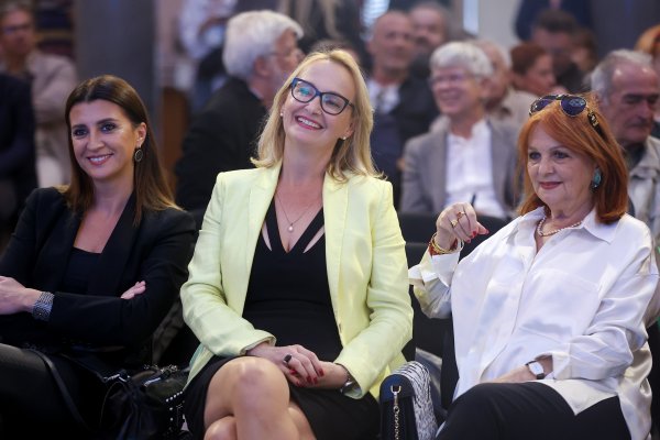 Ivana Marić (u sredini)