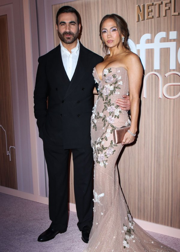 Brett Goldstein i Jennifer Lopez