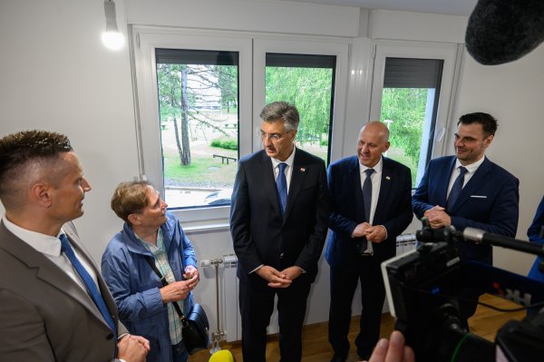 Plenković u Sisku podijelio ključeve stanarima obnovljene zgrade: 'Bolja je nego prije potresa'