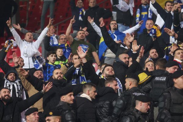 Pogledajte kako su navijači dočekali nogometaše BiH na aerodromu