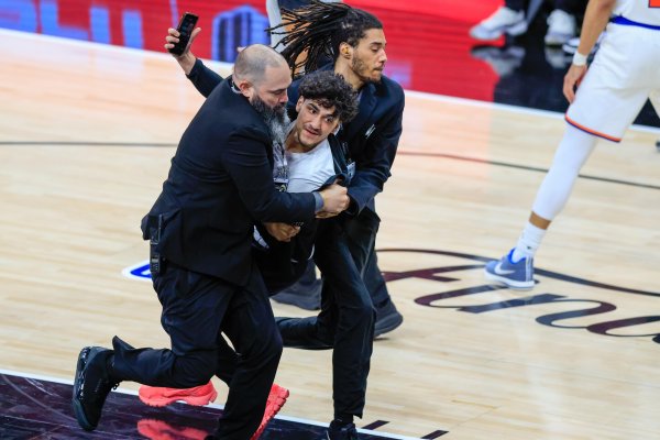 Skandal u finalu NBA lige: Navijač utrčao u teren i krenuo prema zvijezdi Spursa...