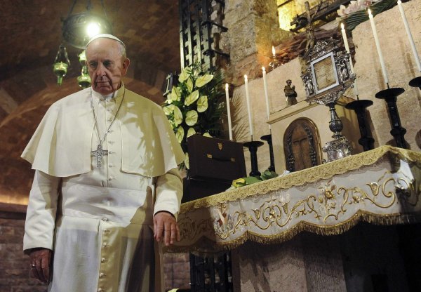 Papa Franjo na grobu Franje Asiškog