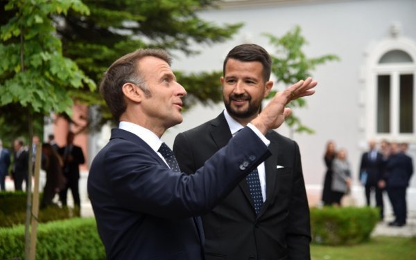Emmanuel Macron s crnogorskim predsjednikom Mijatovićem - leti, leti avion...