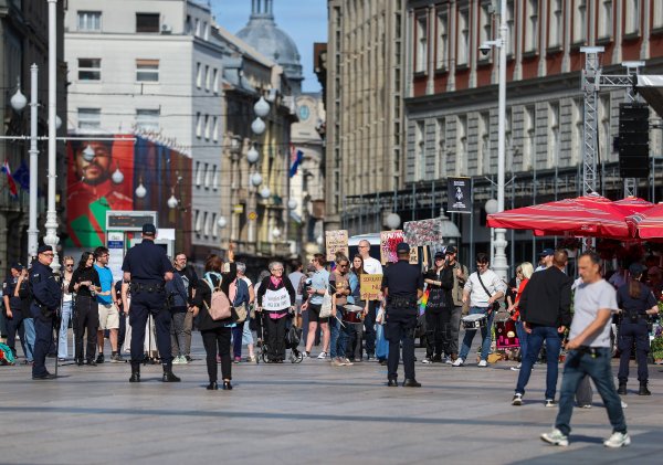 Protuprosvjed moliteljima krunice na Trgu bana Jelačića