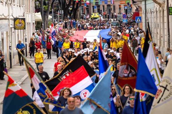U Puli održan mimohod hrvatskih braniteljica: Vijorile zastave svih postrojbi