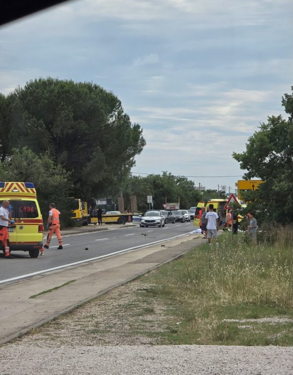 Dvoje poginulih u sudaru automobila i motocikla kod Zadra