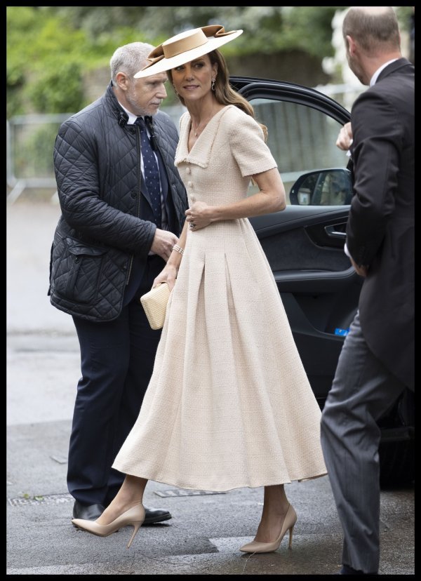 Zašto Kate Middleton na vjenčanjima često nosi vrlo svijetle nijanse?