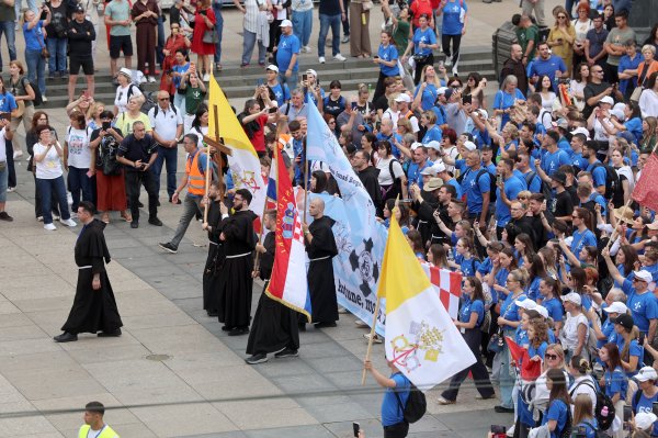 Mladi hodačasnici Antunovskog hoda na Trgu bana Jelačića u Zagrebu