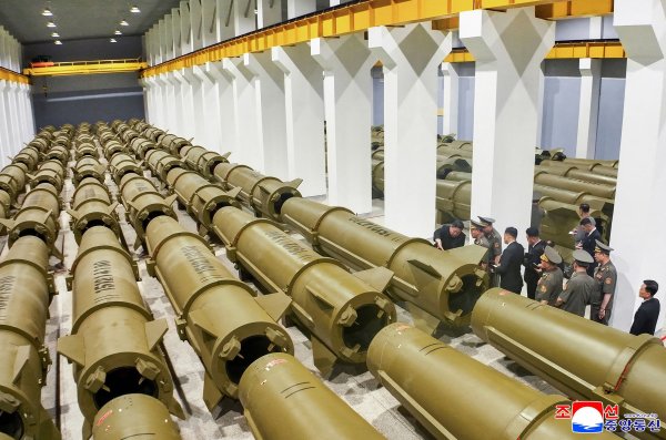 Kim Jong Un u inspekciji na tajnoj lokaciji.