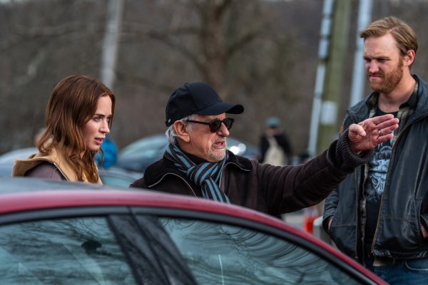 Emily Blunt i Steven Spielberg na snimanju filma