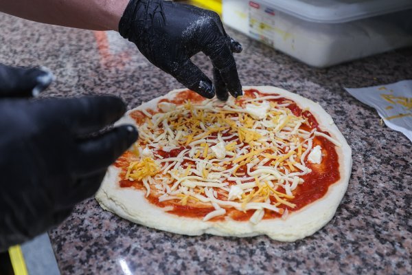 Pravljenje pizze - ilustracija