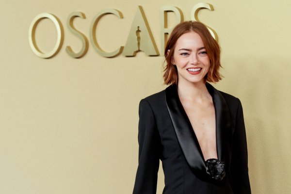 Emma Stone nosi dugi bob ispod linije čeljusti, jedan od najlaskavijih stilova za njezino okruglo lic