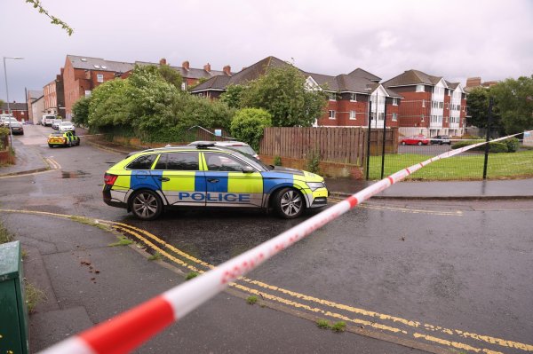 Sjeverna Irska u pripravnosti: Policija poziva na smirenost nakon šokantnog napada u Belfastu