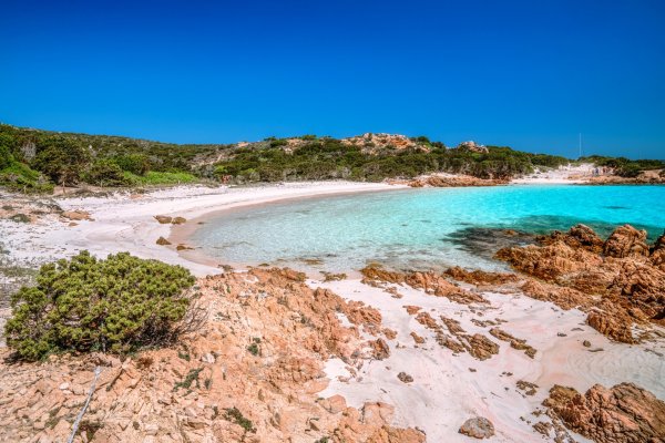 Ružičastu plažu turisti mogu gledati samo izdaleka ili im prijete paprene kazne
