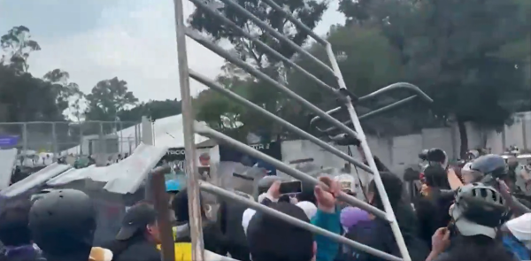 Sukob policije i prosvjednika ispred stadiona Azteca: Probili su ogradu dok je svirala himna