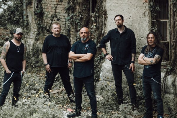 Nakon stanke zbog tragičnog gubitka Slavena Živanovića Žiže (osnivača, gitarista, vođe i vlasnika imena benda) prošle godine Opća opasnost je otvorila novu stranicu u karijeri