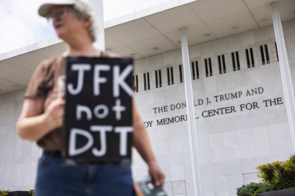 Nevrijeme spasilo Trumpa: Odgođeno uklanjanje njegovog imena s Kennedyjevog centra
