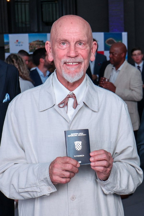 John Malkovich s hrvatskom putovnicom