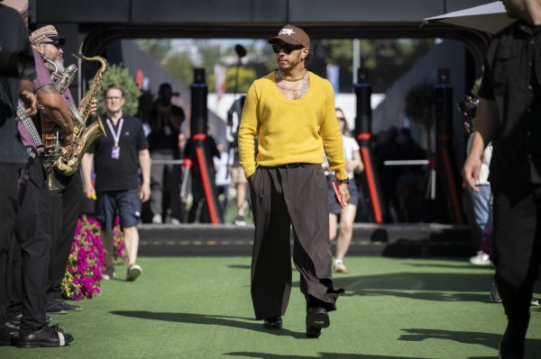 Kao s naslovnice: Lewis Hamilton u upečatljivoj Pradi dokazao da modu ima u malom prstu