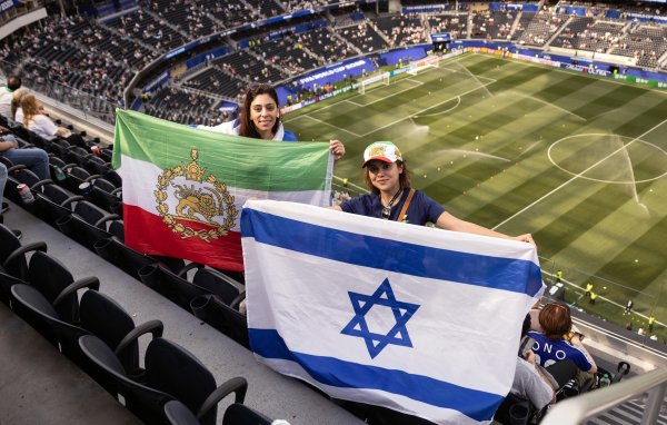 Iranska zastava prije revolucije i zastava Izraela u Los Angelesu