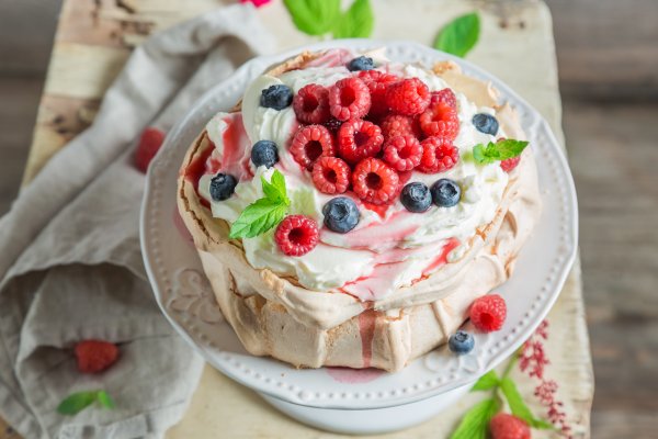 Ovaj elegantni desert nosi ime slavne ruske balerine, a osvaja laganom teksturom i raskošnim izgledom.