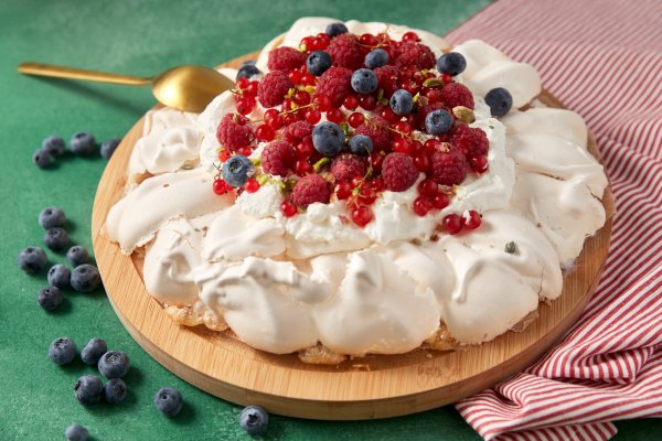 Ako volite deserte koji izgledaju spektakularno, a ne traže sate u kuhinji, Pavlova je pravi izbor.