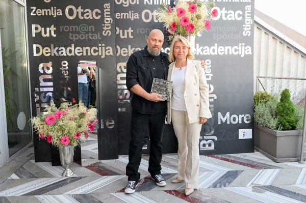 Boris Dežulović prima tportalovu nagradu za roman godine od Nataše Rapaić, predsjetnice uprave Hrvatskog Telekoma