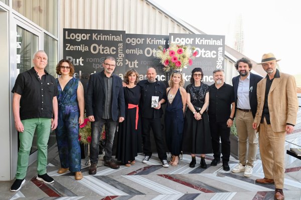 Žiri tportalove nagrade za roman godine s finalistima