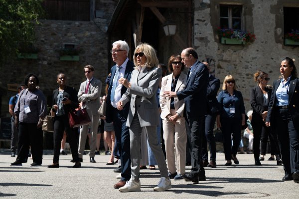 Brigitte Macron napravila modni presedan i štikle zamijenila netipičnom obućom za nju