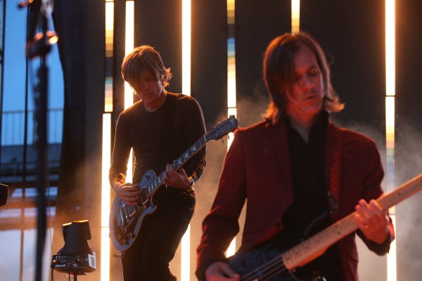 James Iha i Matt McJunkins - korisna lijeva polovica pozornice