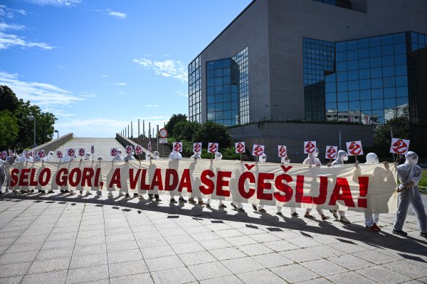 Prijatelji životinja ispred NSK