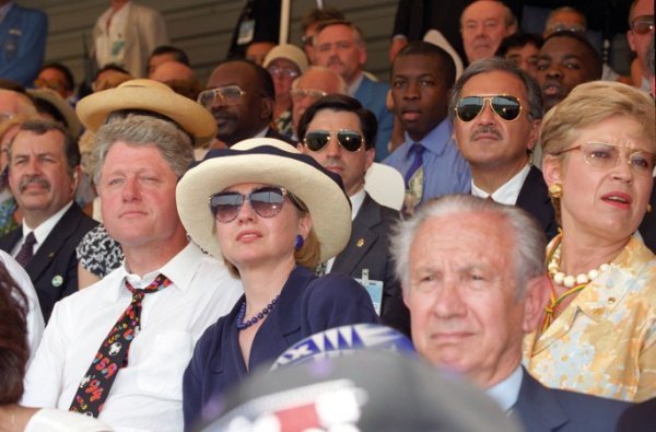 Američki predsjednik Bill Clinton sa suprugom Hillary na jednoj od utakmica prvenstva održanog u SAD-u 1994. godine