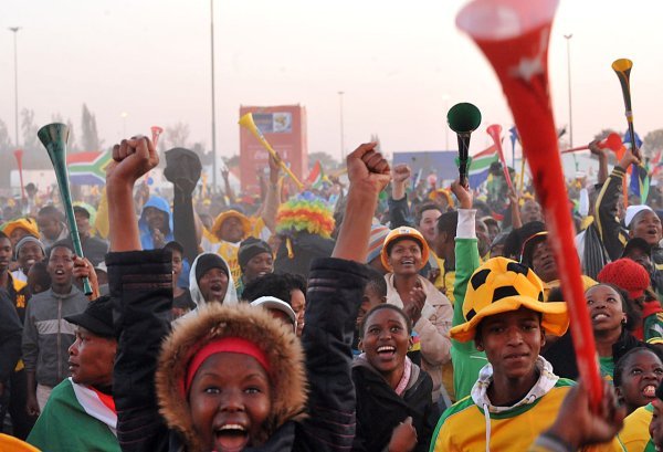 Navijači s vuvuzelama u Južnoj Africi 2010. godine
