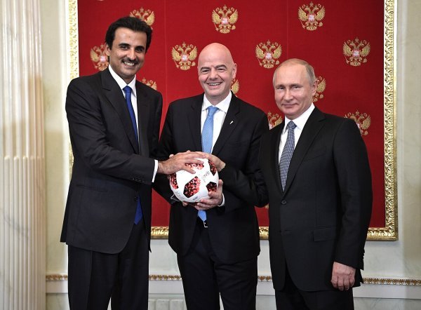 Ruski predsjednik Putin predaje loptu katarskom šeiku uz posredovanje čelnika FIFA-e Infantina