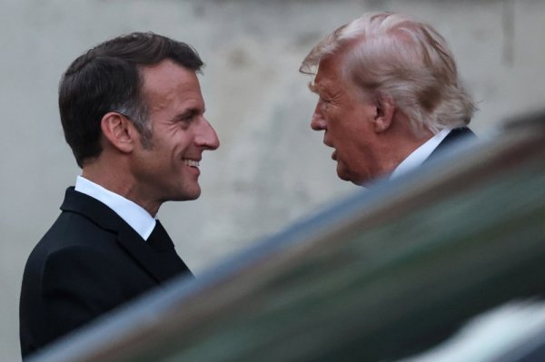 Emmanuel Macron i Donald Trump ispred dvorca u Versaillesu