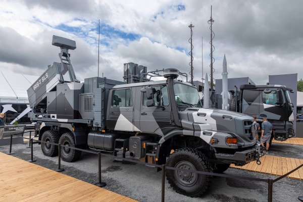 Mobilni sustav protuzračne obrane IRIS-T SLS postavljen na nosač Mercedes-Zetros