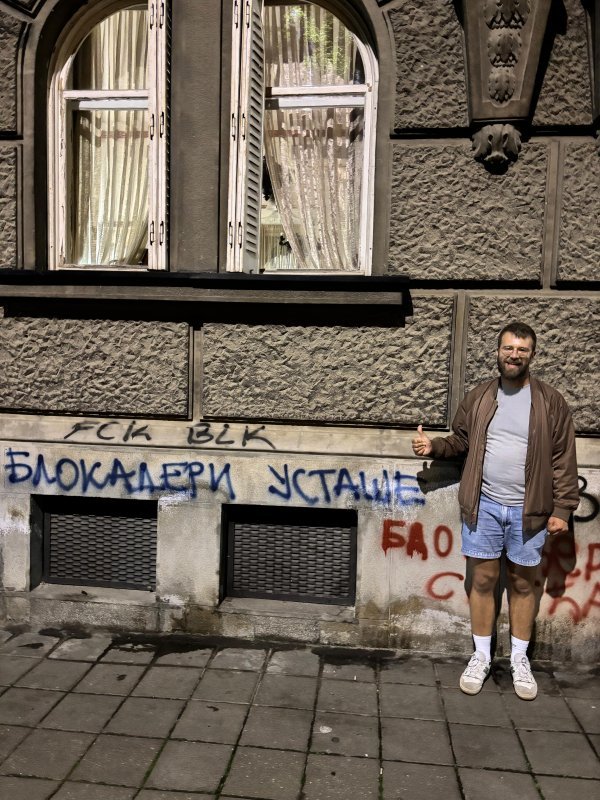 Novinar Matej Ivušić pred jednim od grafita
