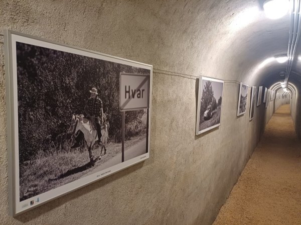 Izložba je postavljena u podzemnim tunelima rta Gatula