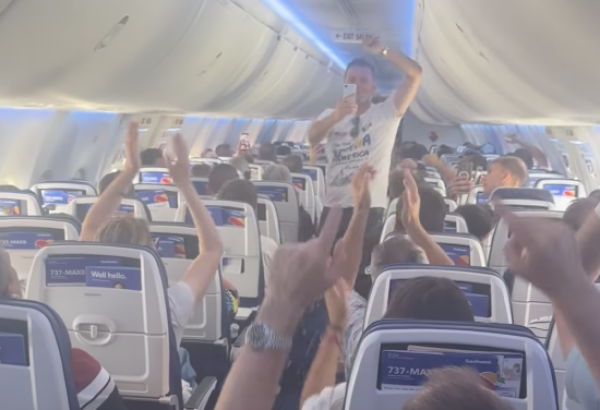 Ludnica u avionu: Navijačima BiH s razglasa pustili pjesmu, pogledajte što je uslijedilo