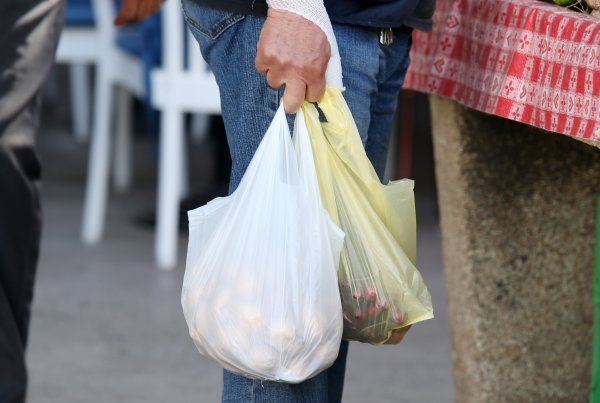 Broj plastičnih vrećica ponovno raste: Stručnjaci upozoravaju na 'ekološku farsu'