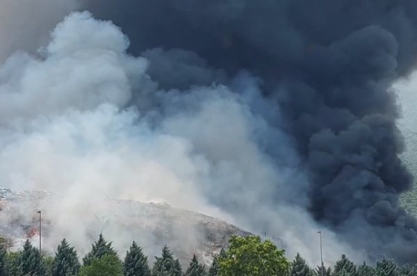 Veliki požar na odlagalištu otpada u Mostaru, stigla i vojska. Građane se poziva da ne izlaze