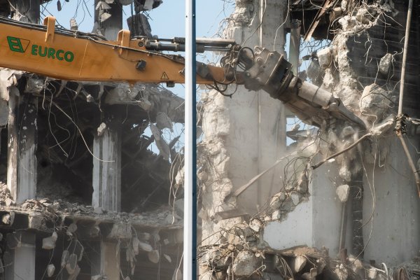 FOTO Ovako danas izgleda rušenje Vjesnika: Mehanizacija ga 'guta' komad po komad