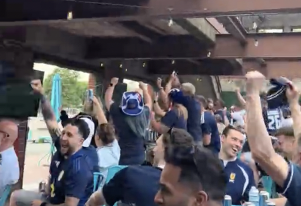 Pogledajte kako škotski navijači slave gol Baturine protiv Engleske