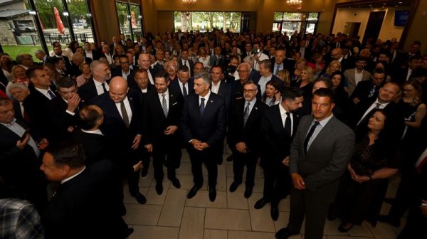 Plenković stigao među hrvatske navijače: 'Siguran sam da će dati maksimum'