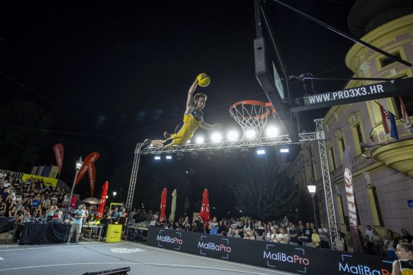 Aluplastik osvojio Vinkovce, Mario Kasun i Dunking Devilsi priredili spektakl na prepunom Korzu
