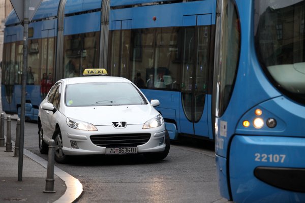Taksisti često ometaju tramvajski promet, zbog čega su dobili zabranu prometovanja žutom trakom po Savskoj cesti - ilustracija