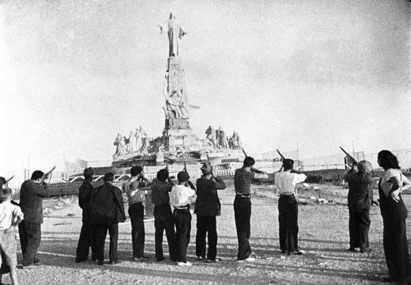Komunistička milicija puca na sakralni spomenik